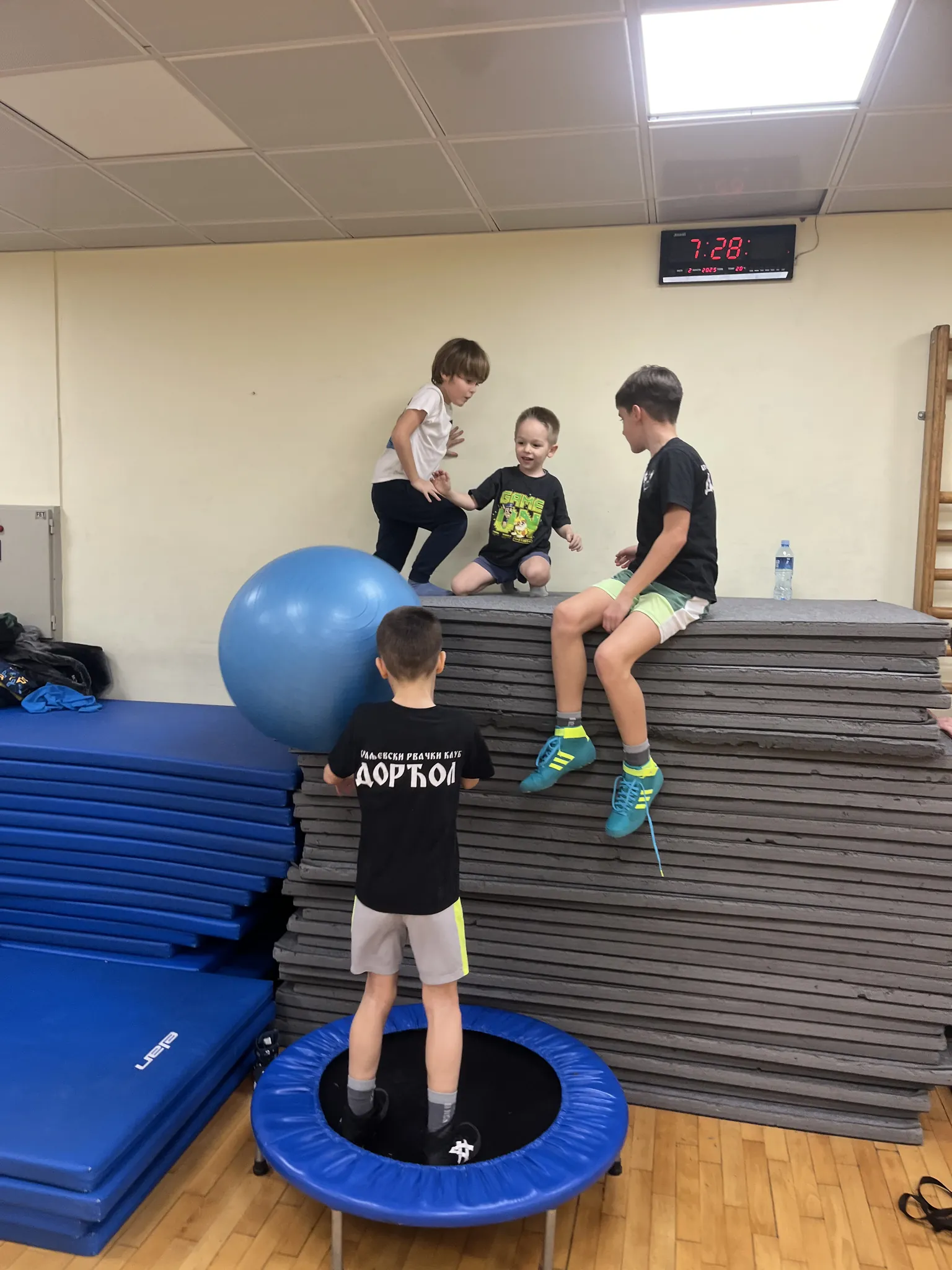 Deca na treningu u školici sporta